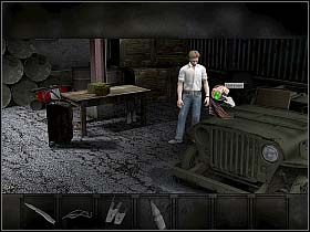 Teraz wędruje w prawo i dociera w róg hali, gdzie spod stołu (po prawej) wyciąga pustą flaszkę, zaś ze stojącego przed stołem starego prostownika zabiera kabel z zaciskami - Poniedziałek, popołudnie | Rozdział 2 - Rany | Overclocked Historia o przemocy - Overclocked: Historia o przemocy - poradnik do gry