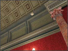 Na posadzce pod nim widać kolejne ślady, tym razem to cztery rysy pozostawione przez czarną gumę - 15 lipca 1895 cz.2 - Sherlock Holmes kontra Arsene Lupin - poradnik do gry