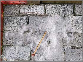 Holmes obchodzi White Tower z lewej strony i skręca w lewo w stronę brązowych budynków - Noc z 15 na 16 lipca 1895 cz.1 - Sherlock Holmes kontra Arsene Lupin - poradnik do gry