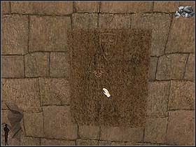 Holmes orientuje się, że intrygujący dźwięk dolatuje przez szczelinę w murze (na lewo od wiszącej na nim tablicy) - Noc z 15 na 16 lipca 1895 cz.3 - Sherlock Holmes kontra Arsene Lupin - poradnik do gry