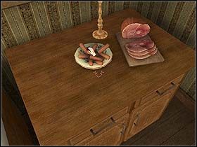 Z szafki usytuowanej na prawo od kosza zabiera puszkę marynowanych hiszpańskich sardynek , a ze stojącego obok niej ozdobnego biało-niebieskiego słoja - szczypce do wyciągania ogórków - 18 lipca 1895 cz.1 - Sherlock Holmes kontra Arsene Lupin - poradnik do gry