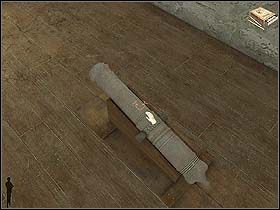 Teraz Holmes przesypuje proch z napełnionej nim torebki do działa, instaluje w nim również kulę - Noc z 18 na 19 lipca 1895 cz.4 - Sherlock Holmes kontra Arsene Lupin - poradnik do gry