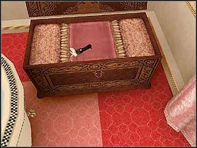 By ją otworzyć, trzeba pokryć drewnianymi elementami dokładnie cały kształt drewnianej gwiazdy widocznej spod ornamentu - 18 lipca 1895 cz.3 - Sherlock Holmes kontra Arsene Lupin - poradnik do gry