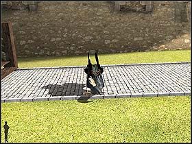 Holmes wraz z Watsonem, który odnalazł go w zbrojowni, wraca pod White Tower (mapka) i kładzie żółwia na chodniku (na lewo od drewnianych schodów), w miejscu gdzie leży brązowa gałązka - Noc z 15 na 16 lipca 1895 cz.5 - Sherlock Holmes kontra Arsene Lupin - poradnik do gry