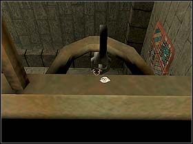 Stawia pod nim kufer, a na nim (lustrze) skrzynię, unieruchamiając je w ten sposób - 18 lipca 1895 cz.4 - Sherlock Holmes kontra Arsene Lupin - poradnik do gry