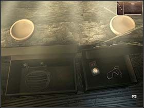 Norm udaje się do chatki Kolio i Bainy (po prawej), gdzie bada zawartość stojących po prawej skrzyń - Dzień pierwszy (piątek, 9 czerwca) cz.3 | Sinking Island - Sinking Island - poradnik do gry