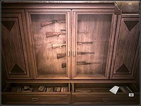 Następnie otwiera prawą szufladę i wyciąga z niej szmatkę do czyszczenia broni - Dzień drugi (sobota, 10 czerwca) cz.2 | Sinking Island - Sinking Island - poradnik do gry