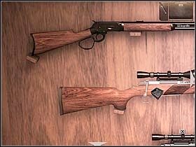 Wreszcie otwiera oszklone drzwi regału i przygląda się wyeksponowanej w nim broni - Dzień drugi (sobota, 10 czerwca) cz.2 | Sinking Island - Sinking Island - poradnik do gry