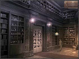 Regał obraca się, pokazując, znajdujący się z jego drugiej strony barek, zastawiony różnorodnymi butelkami, do których dziwnie nie pasuje widoczna na trzeciej półce od góry plastikowa butelka mineralnej - Dzień trzeci (niedziela, 11 czerwca) cz.2 | Sinking Island - Sinking Island - poradnik do gry