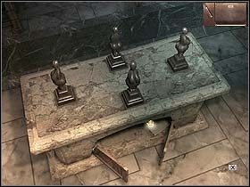 Przechodzi w stronę ołtarza (w lewo) i podnosi leżące przy nim cztery statuetki - Dzień trzeci (niedziela, 11 czerwca) cz.3 | Sinking Island - Sinking Island - poradnik do gry