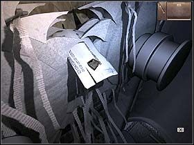 Tam, w dalszej części pracowni, kieruje się do niszczarki i przy pomocy owego klucza odkręca po jednej śrubie u góry i u dołu urządzenia, po czym odmyka jego pokrywę - Dzień trzeci (niedziela, 11 czerwca) cz.4 | Sinking Island - Sinking Island - poradnik do gry