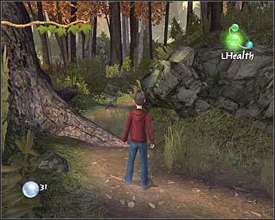 Musisz się teraz uważnie rozglądać, gdyż po prawej stronie znajduje się pióro feniksa (Phoenix Feather; screen) - [3. The Goblin Army] Quest 2 (cz.4) | Kroniki Spiderwick - Kroniki Spiderwick - poradnik do gry