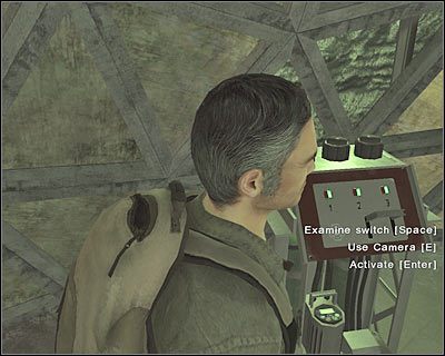 Twoją uwagę powinny zwrócić trzy rzeczy - nowe oświetlenie, rysunek widoczny na drzwiach oraz nowy stan licznika - 1x04 - Forty-Two cz.7 | Lost Zagubieni - Lost: Zagubieni - poradnik do gry