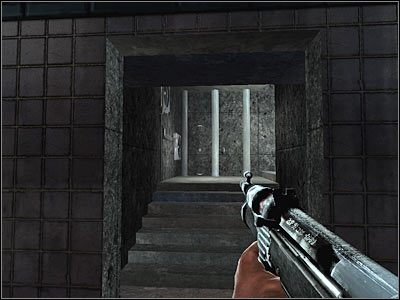 Po dotarciu do poprzestawianych ławek będziesz musiał zacząć strzelać do widocznych w oddali wrogów - Poziom trzeci (cz.4) | Akt 1 - Nowy Jork | Turning Point: Fall of Liberty - Turning Point: Fall of Liberty - poradnik do gry