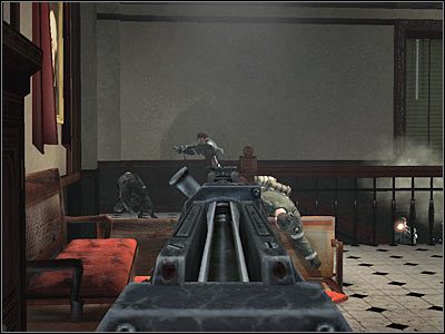 Udaj się więc w lewo, zbliżając się do wyjścia z budynku sądu (screen) - Poziom drugi (cz.4) | Akt 2 - Waszyngton | Turning Point: Fall of Liberty - Turning Point: Fall of Liberty - poradnik do gry