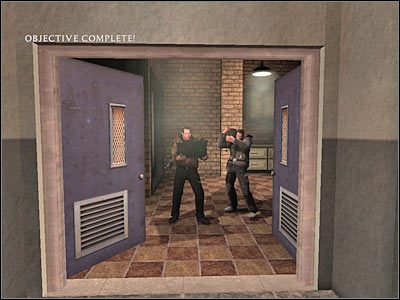 Musisz teraz zachować szczególną ostrożność, gdyż z windy wybiegnie BARDZO liczna grupa przeciwników (screen) - Poziom trzeci (cz.4) | Akt 2 - Waszyngton | Turning Point: Fall of Liberty - Turning Point: Fall of Liberty - poradnik do gry