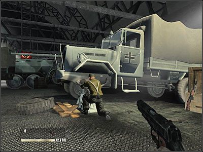 Uważaj na pierwszego gostka, który pojawi się na okolicznym balkoniku (screen) - Poziom trzeci (cz.1) | Akt 3 - Londyn | Turning Point: Fall of Liberty - Turning Point: Fall of Liberty - poradnik do gry