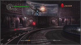 To nie Agnus jest bezpośrednim przeciwnikiem Nero w tej walce, ale pancerna szyba, która go chroni - [Mission 06] Resurrection | Devil May Cry 4 - Devil May Cry 4 - Xbox 360 - poradnik do gry