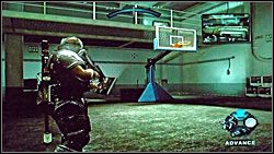 Ostatnia walizka w tym etapie znajduje się w tej hali, w której opuszczasz windą pociski w celu zatopienia okrętu - Poradnik do gry - Walizki z danymi | Army of Two - Army of Two - poradnik do gry