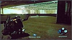 Gdy dojdziesz do windy, na dach której trzeba wskoczyć, omiń ją i ruszaj dalej galerią - Poradnik do gry - Walizki z danymi | Army of Two - Army of Two - poradnik do gry