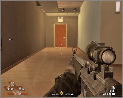 Pomieszczenie, do której chcesz wejść, jest zapewne pilnowane przez co najmniej dwóch przeciwników, którzy zjadą po linach (screen) - Hacjenda (cz.2) | Akt 7 - Posiadłość | Tom Clancys Rainbow Six Vegas 2 - Tom Clancys Rainbow Six Vegas 2 - poradnik do gry