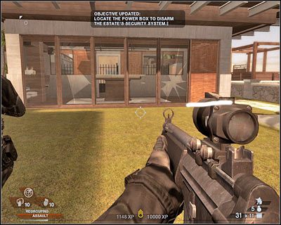 Sam również powinieneś przykleić się do ściany budynku, ale najpierw przesuń się w lewo - Teren wokół posiadłości (cz.1) | Akt 7 - Posiadłość | Rainbow Six Vegas 2 - Tom Clancys Rainbow Six Vegas 2 - poradnik do gry