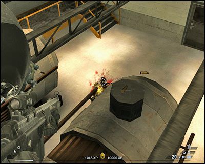 Po skończonych walkach wycofaj się do skrzyni, by ponownie uzupełnić zapasy - Rafineria (cz.3) | Akt 6 - Pustynia w Newadzie | Rainbow Six Vegas 2 - Tom Clancys Rainbow Six Vegas 2 - poradnik do gry