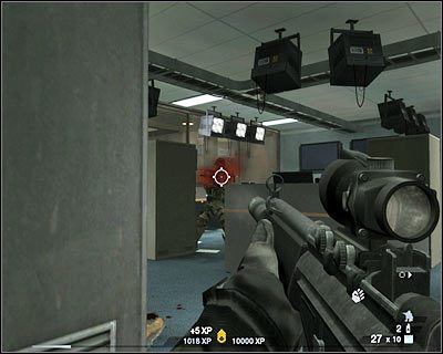 Upewnij się, że zabiłeś wszystkich wrogów, szczególnie uważając na gostków, którzy mogą próbować się tu przedostać (screen) - Rafineria (cz.3) | Akt 6 - Pustynia w Newadzie | Rainbow Six Vegas 2 - Tom Clancys Rainbow Six Vegas 2 - poradnik do gry