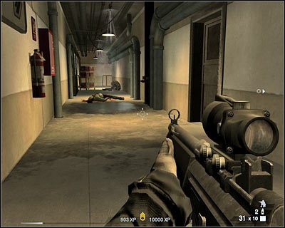 Zauważ patrolującego ten balkonik przeciwnika (screen) - Rafineria (cz.2) | Akt 6 - Pustynia w Newadzie | Rainbow Six Vegas 2 - Tom Clancys Rainbow Six Vegas 2 - poradnik do gry