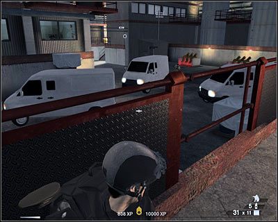 Spróbuj teraz przesunąć się w stronę prowadzących w dół schodów - Rafineria (cz.1) | Akt 6 - Pustynia w Newadzie | Rainbow Six Vegas 2 - Tom Clancys Rainbow Six Vegas 2 - poradnik do gry