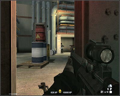 Musisz także zabić gostka stojącego na wyższym balkoniku - Rafineria (cz.1) | Akt 6 - Pustynia w Newadzie | Rainbow Six Vegas 2 - Tom Clancys Rainbow Six Vegas 2 - poradnik do gry