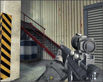 W środku znajduje się dwóch wrogów, do walki z którymi nie musisz się jakoś specjalnie przygotowywać - Piece (cz.2) | Akt 6 - Pustynia w Newadzie | Rainbow Six Vegas 2 - Tom Clancys Rainbow Six Vegas 2 - poradnik do gry