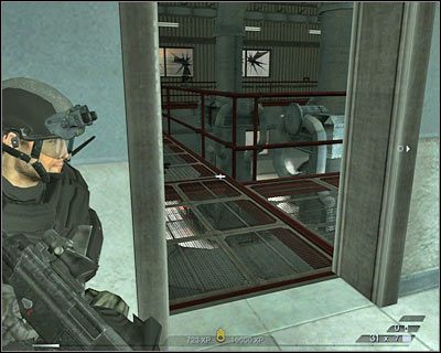 Skorzystaj z mapy taktycznej, żeby upewnić się, że pozbawiłeś życia wszystkich okolicznych wrogów - Piece (cz.2) | Akt 6 - Pustynia w Newadzie | Rainbow Six Vegas 2 - Tom Clancys Rainbow Six Vegas 2 - poradnik do gry