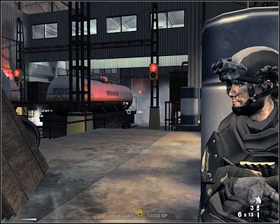 Proponuję teraz podbiec do pokazanego na screenie wagonu po lewej i schować się za nim - Piece (cz.1) | Akt 6 - Pustynia w Newadzie | Rainbow Six Vegas 2 - Tom Clancys Rainbow Six Vegas 2 - poradnik do gry