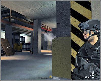 Przejdź teraz w lewo, chowając się za beczkami - Strefa zrzutu (cz.2) | Akt 6 - Pustynia w Newadzie | Rainbow Six Vegas 2 - Tom Clancys Rainbow Six Vegas 2 - poradnik do gry