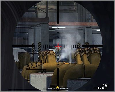 Po wstępnym zabezpieczeniu okolicy przemieść się w stronę niewielkiego budynku, w którym znajduje się zneutralizowane stanowisko maszynowe - Strefa zrzutu (cz.2) | Akt 6 - Pustynia w Newadzie | Rainbow Six Vegas 2 - Tom Clancys Rainbow Six Vegas 2 - poradnik do gry