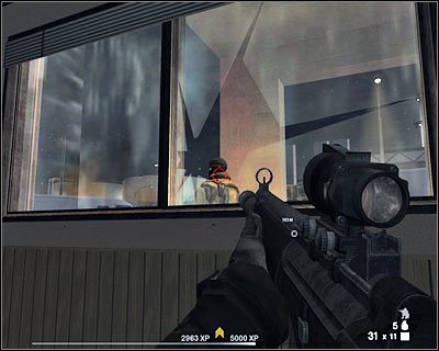Kolejny przeciwnik patroluje teren po lewej stronie - Strefa zrzutu (cz.1) | Akt 6 - Pustynia w Newadzie | Rainbow Six Vegas 2 - Tom Clancys Rainbow Six Vegas 2 - poradnik do gry