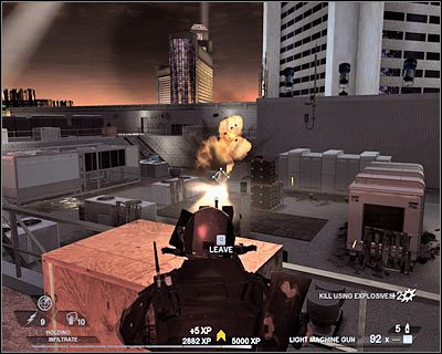 Gdy tylko zauważysz nowych wrogów wybiegających z pomieszczenia po lewej (screen), wycofaj się do miejsca, z którego wyeliminowałeś pierwszego operatora CKM-u - Ewakuacja (cz.2) | Akt 5 - Teatr | Rainbow Six Vegas 2 - Tom Clancys Rainbow Six Vegas 2 - poradnik do gry