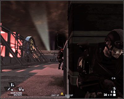 Dopiero teraz wydaj rozkaz do przeprowadzenia szturmu, ubezpieczając swoich ludzi z wyższego balkoniku - Ewakuacja (cz.2) | Akt 5 - Teatr | Rainbow Six Vegas 2 - Tom Clancys Rainbow Six Vegas 2 - poradnik do gry