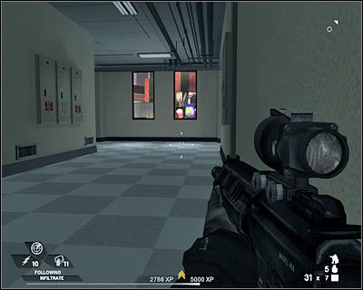 Po prawej pojawi się dwóch przeciwników, których pozbądź się w bezproblemowy sposób, obrzucając ich granatami - Ewakuacja (cz.1) | Akt 5 - Teatr | Rainbow Six Vegas 2 - Tom Clancys Rainbow Six Vegas 2 - poradnik do gry