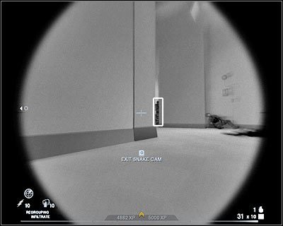 Przyklej się teraz do lewego narożnika i z tego miejsca (screen) likwiduj widocznych w tle przeciwników - Główna scena (cz.1) | Akt 5 - Teatr | Rainbow Six Vegas 2 - Tom Clancys Rainbow Six Vegas 2 - poradnik do gry