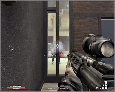 Na sam koniec podejdź do pokazanego na screenie zaczepu przy nieczynnym szybie windy - Penthouse (cz.6) | Akt 5 - Teatr | Rainbow Six Vegas 2 - Tom Clancys Rainbow Six Vegas 2 - poradnik do gry