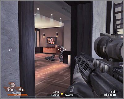 Zbliż się do okiennic, a będziesz świadkiem kolejnej interaktywnej scenki przerywnikowej - Penthouse (cz.5) | Akt 5 - Teatr | Rainbow Six Vegas 2 - Tom Clancys Rainbow Six Vegas 2 - poradnik do gry