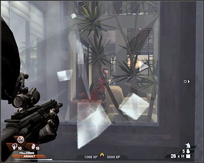 Po wyeliminowaniu pierwszej grupy przyklej się do lewej ściany i zabij wrogów pilnujących wejścia do tego pomieszczenia (screen) - Penthouse (cz.2) | Akt 5 - Teatr | Rainbow Six Vegas 2 - Tom Clancys Rainbow Six Vegas 2 - poradnik do gry