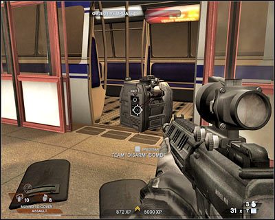 Przygotuj się na to, że zjawią się przeciwnicy, którzy będą zjeżdżać po linach (screen) - Kolejka (cz.3) | Akt 4 - Centrum konferencyjne | Rainbow Six Vegas 2 - Tom Clancys Rainbow Six Vegas 2 - poradnik do gry