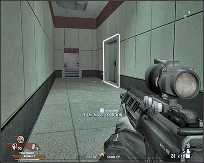 Idź dalej prosto i postaraj się obrzucać granatami pojawiających się wrogów (screen) - Kolejka (cz.2) | Akt 4 - Centrum konferencyjne | Rainbow Six Vegas 2 - Tom Clancys Rainbow Six Vegas 2 - poradnik do gry