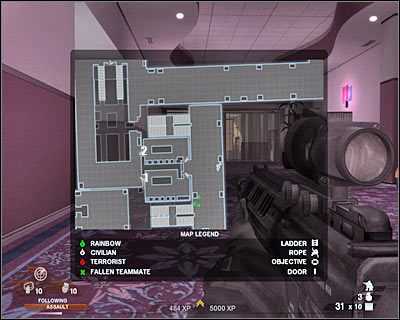 Wbiegnij do środka i w miarę możliwości szybko wyeliminuj wrogów rozstawionych po prawej stronie - Północna hala (cz.2) | Akt 4 - Centrum konferencyjne | Rainbow Six Vegas 2 - Tom Clancys Rainbow Six Vegas 2 - poradnik do gry