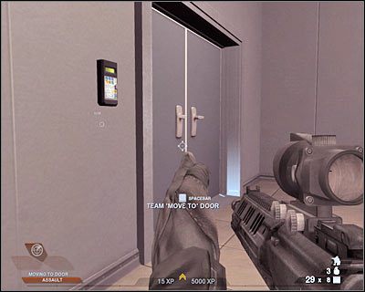 Eksplozja powinna zabić stojących tu dwóch wrogów, tak więc pozostaną Ci tylko przeciwnicy na dole - Hala wystawowa (cz.3) | Akt 4 - Centrum konferencyjne | Rainbow Six Vegas 2 - Tom Clancys Rainbow Six Vegas 2 - poradnik do gry