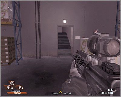 Nowy korytarz patrolowany jest przez pojedynczego przeciwnika, którego najlepiej zaatakować w samemu i z zaskoczenia - Hala wystawowa (cz.3) | Akt 4 - Centrum konferencyjne | Rainbow Six Vegas 2 - Tom Clancys Rainbow Six Vegas 2 - poradnik do gry