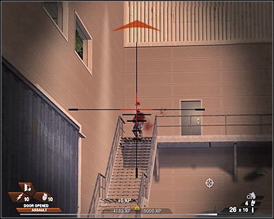 Gdy tylko załatwisz snajpera i operatora CKM-u, podeślij do tych drzwi swoich ludzi (screen) - Hala wystawowa (cz.1) | Akt 4 - Centrum konferencyjne | Rainbow Six Vegas 2 - Tom Clancys Rainbow Six Vegas 2 - poradnik do gry